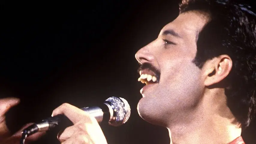 Discover why Freddie Mercury did not fix his Teeth