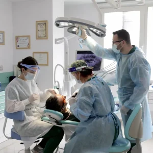 Scegli gli impianti dentali in Albania per un sorriso sano, grazie alla professionalità dei nostri dentisti esperti.