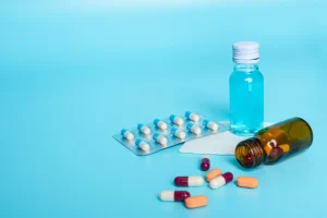Scopri quanti giorni di antibiotico dopo impianto dentale sono raccomandati secondo gli studi scientifici e le linee guida cliniche.