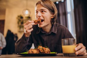 copri cosa mangiare dopo un impianto dentale per favorire la guarigione. Consigli nutrizionali per un recupero rapido e sicuro,