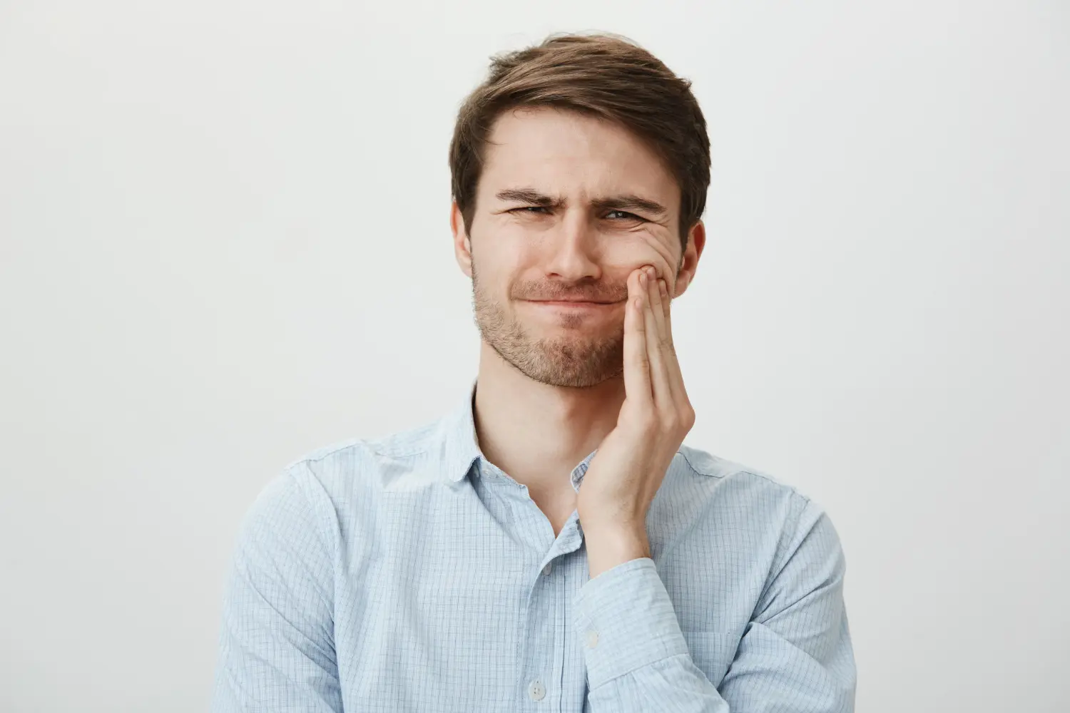 Scopri quanto dura il dolore post impianto dentale, tempi di recupero e consigli pratici per gestire al meglio il periodo post-operatorio.