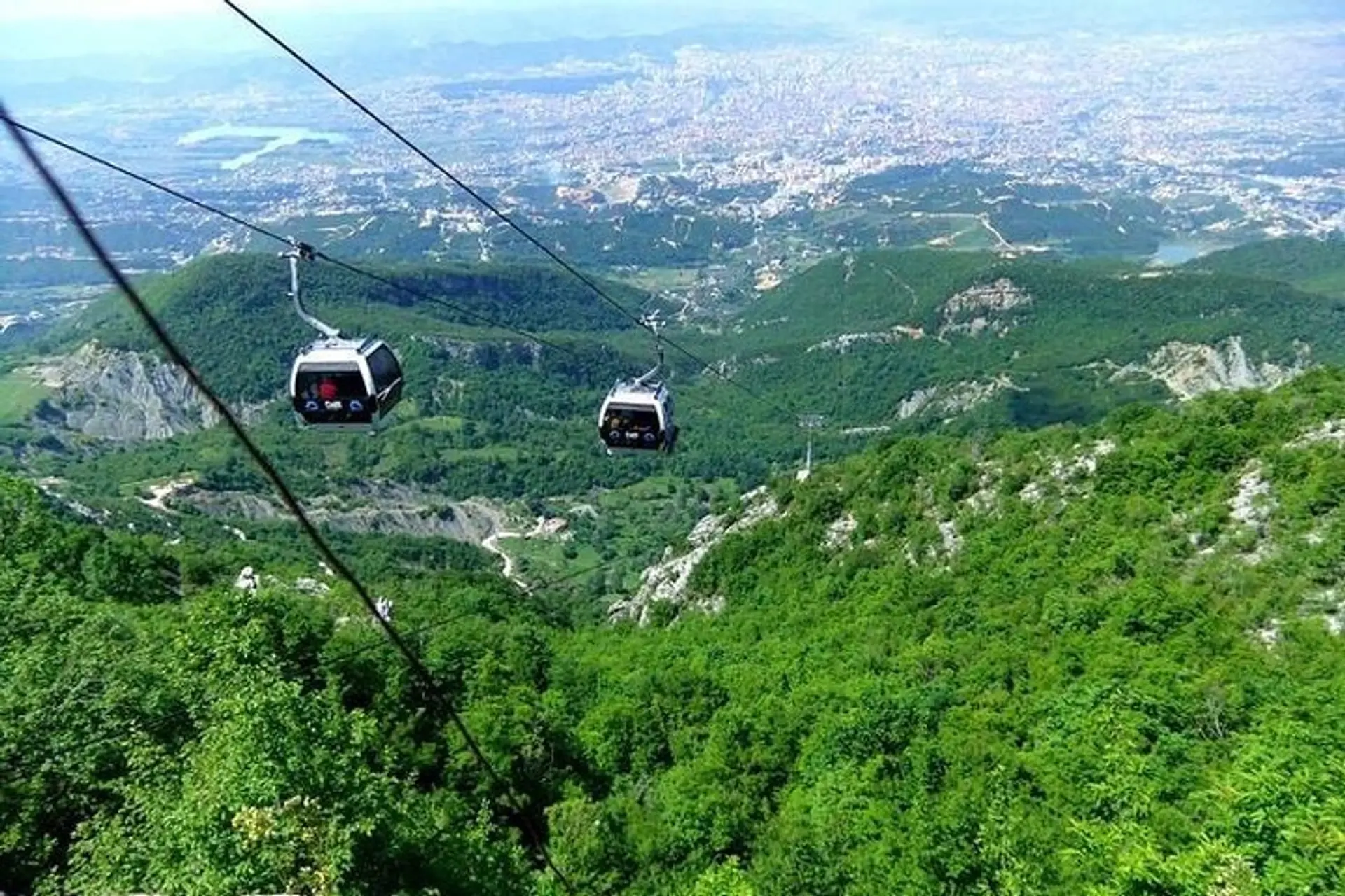 A soli 26 chilometri a est di Tirana si trova il Parco Nazionale del Monte Dajti, una vasta area che copre circa 293 chilometri quadrati. Spesso chiamato il "Balcone Naturale di ", il parco offre viste panoramiche della città e dei paesaggi circostanti. L'area è ricca di biodiversità, con foreste di querce a quote più basse e alberi di faggio e conifere a quote più elevate. La fauna selvatica come cinghiali, volpi e varie specie di uccelli abitano il parco, rendendolo un paradiso per gli appassionati della natura.