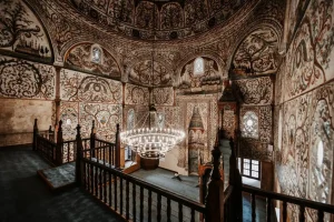 Adiacente a Piazza Skanderbeg si erge la Moschea di Et'hem Bey, un esempio squisito di architettura ottomana. La costruzione iniziò nel 1791 sotto Molla Bey e fu completata nel 1821 da suo figlio, Haxhi Et'hem Bey. La moschea è rinomata per i suoi intricati affreschi che raffigurano alberi, cascate e ponti—motivi insoliti nell'arte islamica.