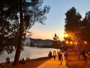 Situato a sud del centro città, il Grande Parco del Lago di Tirana, noto anche come Parco di Tirana, copre circa 230 ettari e circonda un lago artificiale. Questo parco è il cuore verde della città, amato da residenti e turisti per passeggiate, jogging, ciclismo e relax.