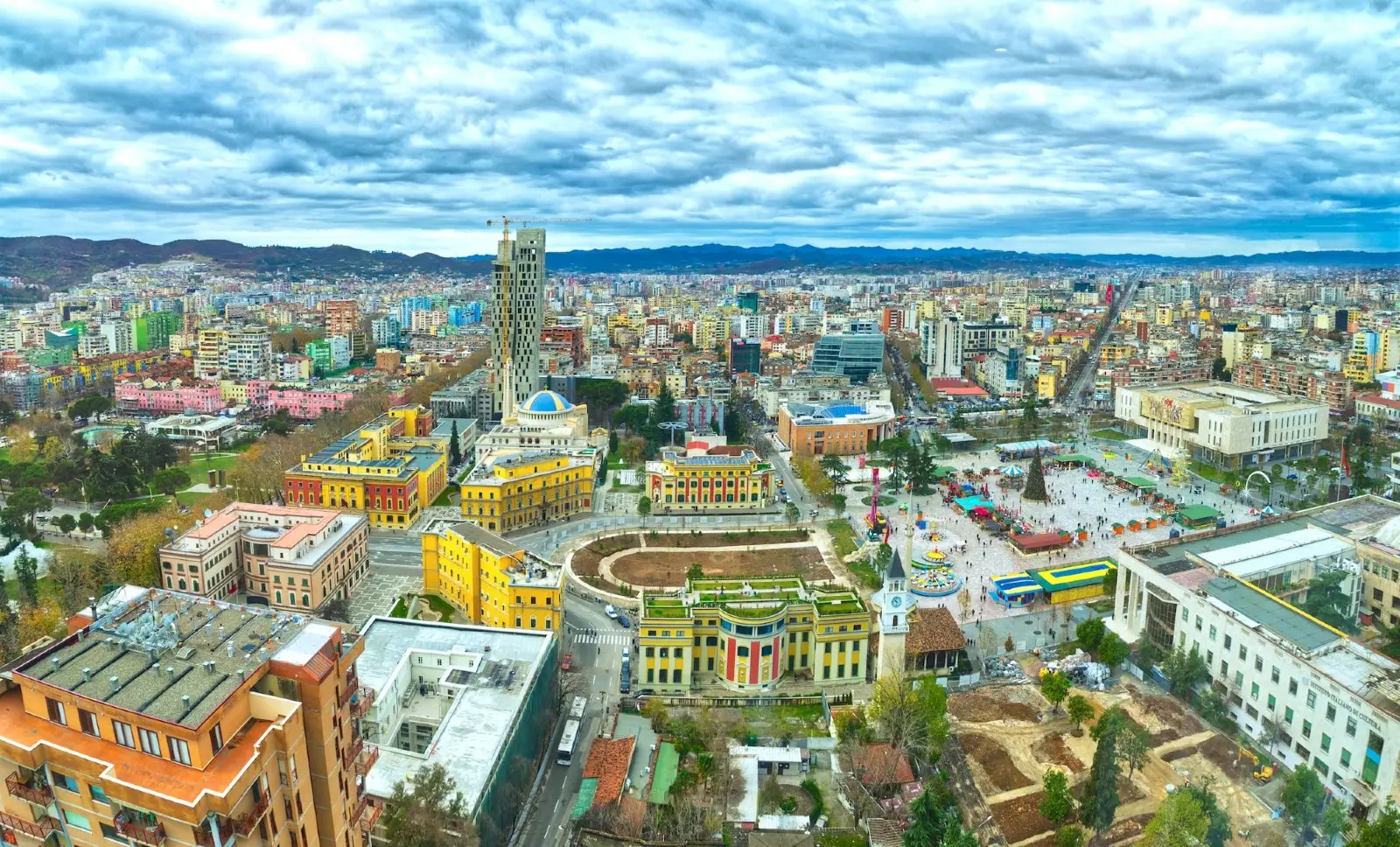 Scopri tutto sulla Capitale dell'Albania, Tirana: una città dinamica ricca di storia, cultura e opportunità per i viaggiatori moderni.