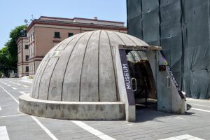 Bunk'Art 1, situato in un enorme bunker sotterraneo di cinque piani, offre uno sguardo toccante sul passato comunista dell'Albania. Il museo presenta 106 stanze e una sala assembleare, con esposizioni sulla vita quotidiana sotto il regime, persecuzioni politiche e movimenti di resistenza.