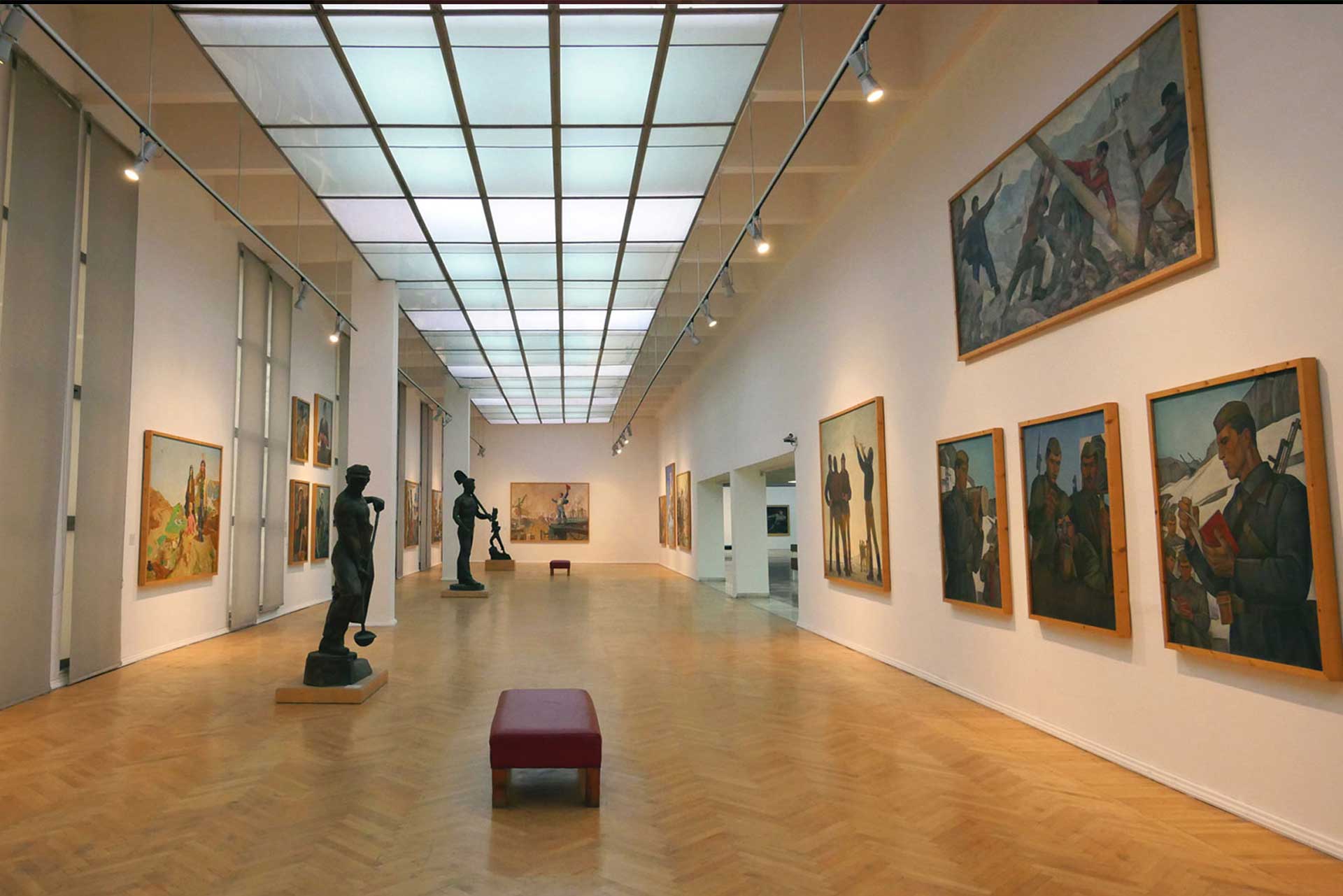 La Galleria Nazionale delle Arti, fondata nel 1954, ospita oltre 4.600 opere d'arte di più di 600 artisti albanesi. La collezione spazia dal XIX secolo ai tempi contemporanei, con dipinti, sculture e installazioni che riflettono l'evoluzione artistica della nazione.