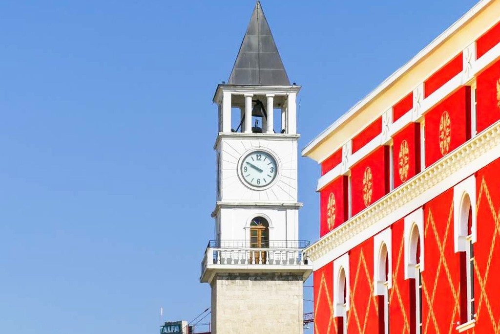 La Torre dell'Orologio, costruita tra il 1822 e il 1830 da Haxhi Et'hem Bey, è uno dei monumenti più iconici di Tirana. Con un'altezza di 32,5 metri, è stata l'edificio più alto della città per molti anni. L'architettura della torre riflette una fusione di stili ottomani e occidentali, con una base quadrata e un meccanismo dell'orologio installato dalla famiglia Tufina, rinomati orologiai albanesi.