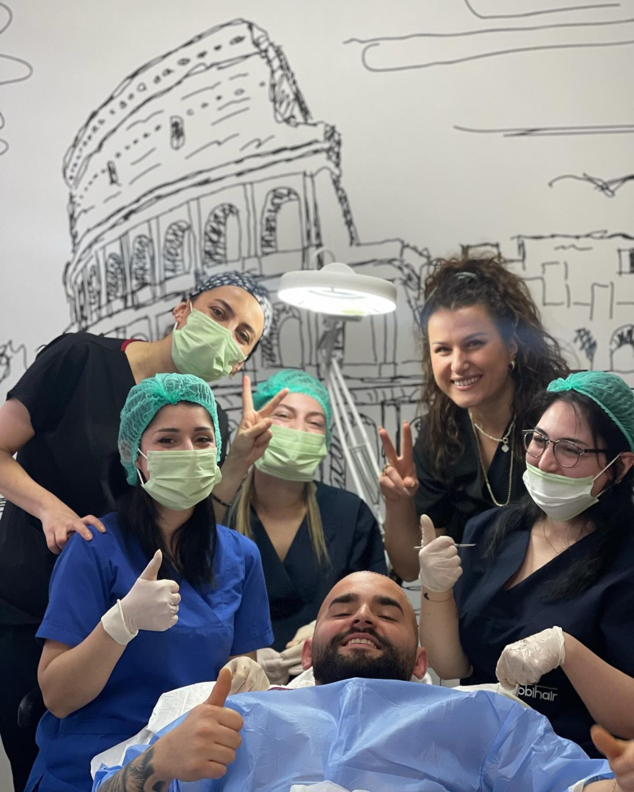 http://Patiënt%20vóór%20en%20na%20FUE%20Zaffiro-behandeling%20die%20natuurlijke%20haartransplantatie%20resultaten%20in%20Albanië%20toont%20met%20volle%20en%20dichte%20haargroei.