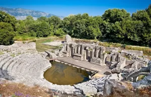 Historische locatie in Albanië met eeuwenoude ruïnes, perfect voor toerisme en het ontdekken van de rijke cultuur en geschiedenis van het land.