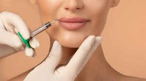 Iniezione estetica alle labbra eseguita da un professionista in una clinica partner dell’Albanian Health Agency, nell’ambito dell’Agenzia Turismo Medico.